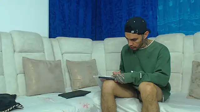 Snapshot of Hot_Sharks_ chatting on 02.04.26 Hot Sharks online show from 02.04.26