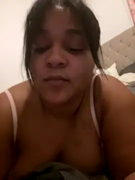 Snapshot of yourfavlightskinn chatting on 11.22.25 yourfavlightskinn online show from 11.22.25