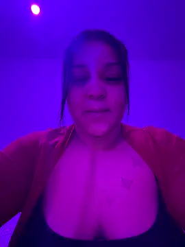 Snapshot of yourfavlightskinn chatting on 12.21.25 yourfavlightskinn online show from 12.21.25