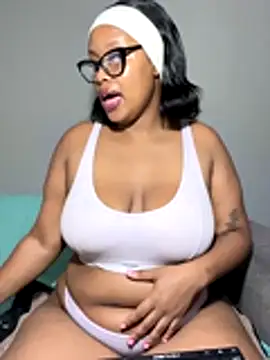 Snapshot of MimiCurves chatting on 11.16.25 MimiCurves online show from 11.16.25