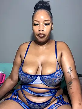 Snapshot of MimiCurves chatting on 11.20.25 MimiCurves online show from 11.20.25