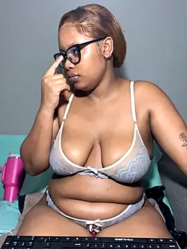 Snapshot of MimiCurves chatting on 11.23.25 MimiCurves online show from 11.23.25