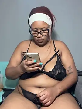 Snapshot of MimiCurves chatting on 12.03.25 MimiCurves online show from 12.03.25