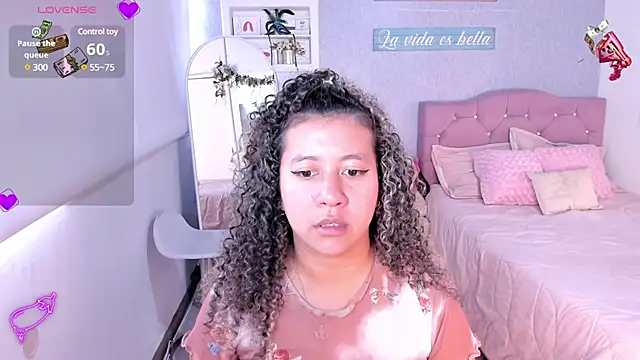 Snapshot of Kenia_tompson01 chatting on 02.28.25 Kenia tompson01 online show from 02.28.25