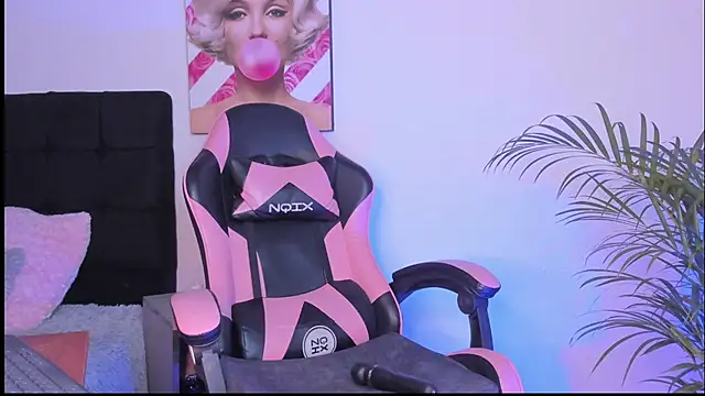 Snapshot of Kenia_tompson01 chatting on 10.13.25 Kenia tompson01 online show from 10.13.25