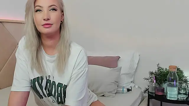 Snapshot of LilouKat chatting on 01.27.25 LilouKat online show from 01.27.25