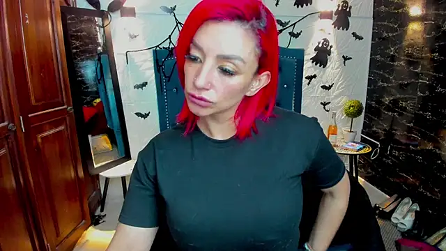 RedQueenMilf online show from 10.30.25