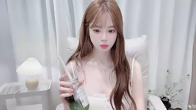 Snapshot of Yuuuuuly chatting on 11.13.25 Yuuuuuly online show from 11.13.25