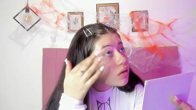 Snapshot of GENNESIS_LOVE chatting on 10.17.25 GENNESIS LOVE online show from 10.17.25