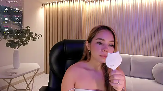 CarolineGraceX online show from 12.08.24