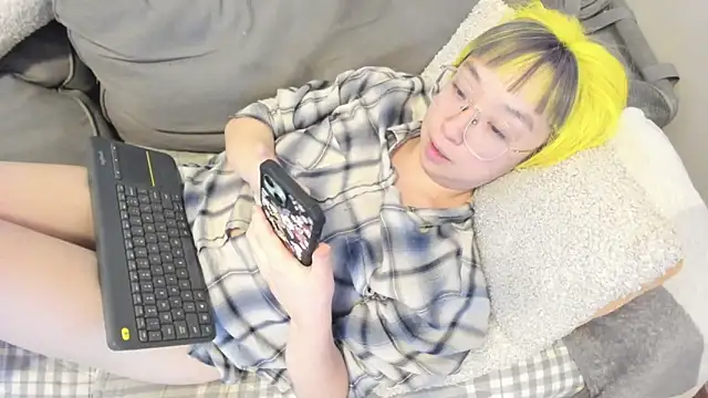 Snapshot of luxgray chatting on 02.22.26 luxgray online show from 02.22.26