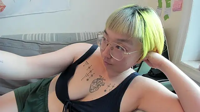 Snapshot of luxgray chatting on 04.17.26 luxgray online show from 04.17.26
