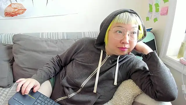 Snapshot of luxgray chatting on 04.18.26 luxgray online show from 04.18.26