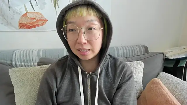 Snapshot of luxgray chatting on 04.21.26 luxgray online show from 04.21.26