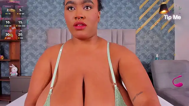 Snapshot of NiiaMoore chatting on 12.22.25 NiiaMoore online show from 12.22.25