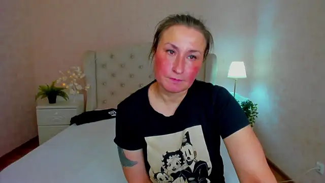 Snapshot of HotLiss chatting on 03.06.25 HotLiss online show from 03.06.25