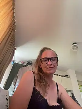 Snapshot of KikiDenhaag chatting on 07.17.26 KikiDenhaag online show from 07.17.26