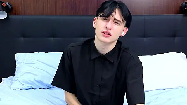 Snapshot of AmondCor chatting on 12.23.24 AmondCor online show from 12.23.24