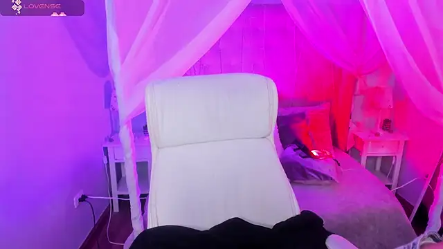 Snapshot of Hanna__Becker_ chatting on 02.26.25 Hanna  Becker  online show from 02.26.25