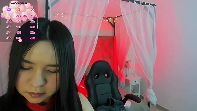 Snapshot of Hanna__Becker_ chatting on 10.17.25 Hanna  Becker  online show from 10.17.25