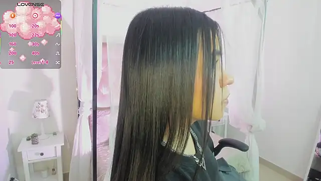 Hanna  Becker  online show from 11.21.25