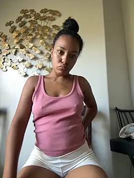 Snapshot of juicyyy323 chatting on 10.05.25 juicyyy323 online show from 10.05.25