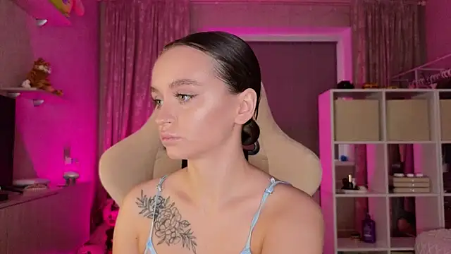 Snapshot of Katy_perry_ chatting on 03.17.25 Katy perry  online show from 03.17.25