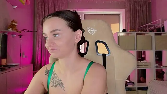 Snapshot of Katy_perry_ chatting on 03.22.25 Katy perry  online show from 03.22.25