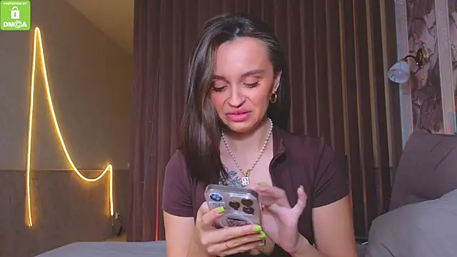 Snapshot of Katy_perry_ chatting on 10.26.25 Katy perry  online show from 10.26.25