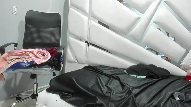 Snapshot of CooperEmma_ chatting on 01.08.25 CooperEmma online show from 01.08.25