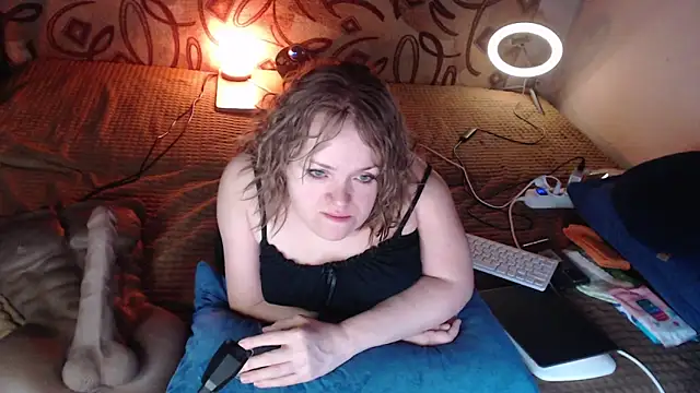 Snapshot of MiniNatalie chatting on 01.24.25 MiniNatalie online show from 01.24.25