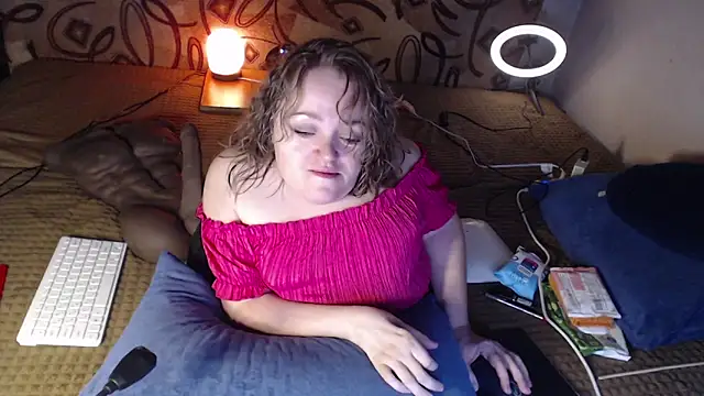 Snapshot of MiniNatalie chatting on 01.25.25 MiniNatalie online show from 01.25.25