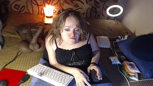 Snapshot of MiniNatalie chatting on 01.25.25 MiniNatalie online show from 01.25.25