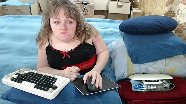 Snapshot of MiniNatalie chatting on 09.09.25 MiniNatalie online show from 09.09.25