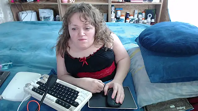 Snapshot of MiniNatalie chatting on 09.21.25 MiniNatalie online show from 09.21.25