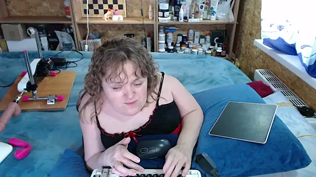 Snapshot of MiniNatalie chatting on 10.02.25 MiniNatalie online show from 10.02.25