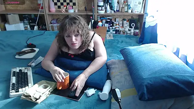 Snapshot of MiniNatalie chatting on 10.16.25 MiniNatalie online show from 10.16.25