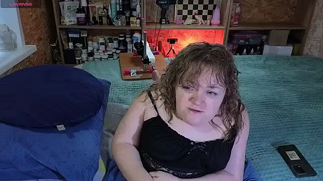 Snapshot of MiniNatalie chatting on 11.08.25 MiniNatalie online show from 11.08.25