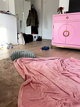 Mia-Minou online show from 11.27.25