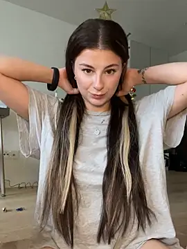 Mia-Minou online show from 11.28.25