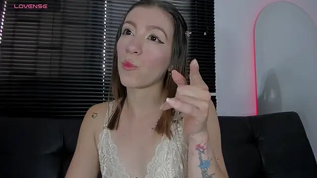 Snapshot of roxanne_jones1 chatting on 04.22.26 roxanne jones1 online show from 04.22.26