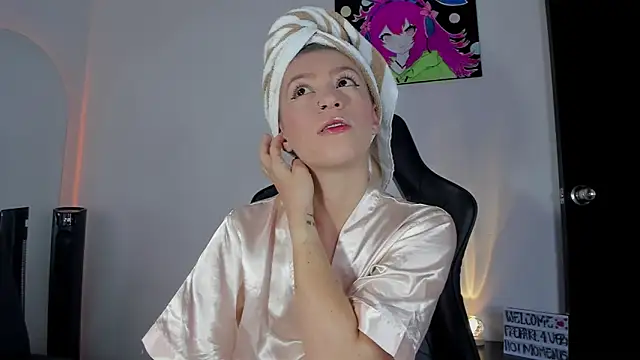 Snapshot of roxanne_jones1 chatting on 05.26.26 roxanne jones1 online show from 05.26.26
