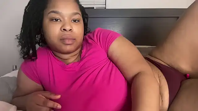 Snapshot of MissAriisback chatting on 12.02.25 MissAriisback online show from 12.02.25