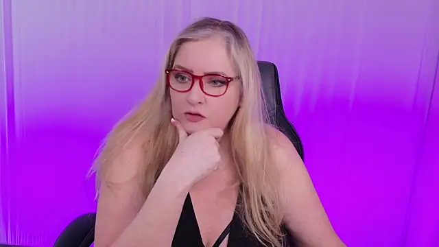 Snapshot of KatDSinclair chatting on 02.18.25 KatDSinclair online show from 02.18.25