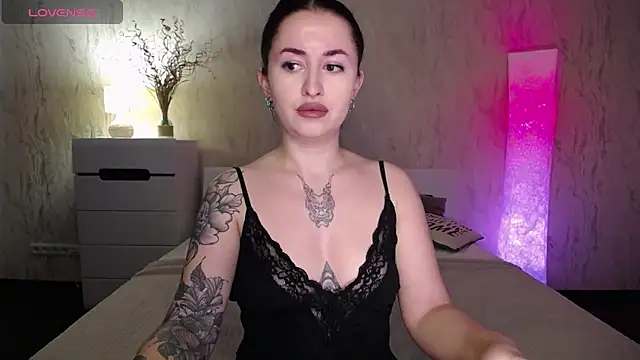Snapshot of VioletCatt chatting on 03.20.25 VioletCatt online show from 03.20.25