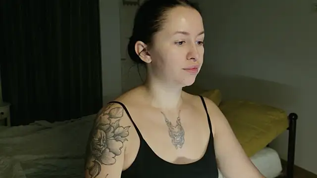 Snapshot of VioletCatt chatting on 10.21.25 VioletCatt online show from 10.21.25