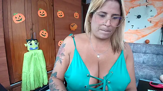 Snapshot of Majo_Soussa chatting on 10.20.25 Majo Soussa online show from 10.20.25