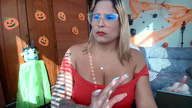 Snapshot of Majo_Soussa chatting on 10.23.25 Majo Soussa online show from 10.23.25