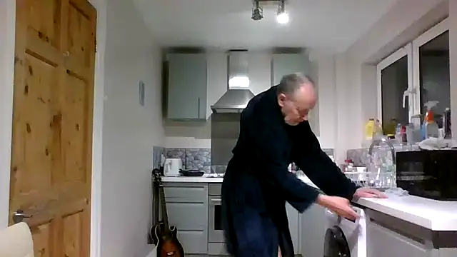 Snapshot of jimmybenido chatting on 12.01.25 jimmybenido online show from 12.01.25