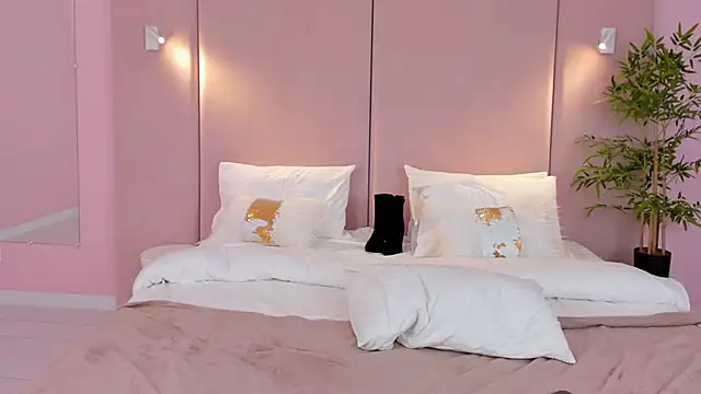 Snapshot of CamillaLarson chatting on 02.06.25 CamillaLarson online show from 02.06.25